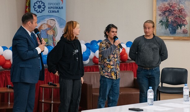 Дебаты без границ: молодёжь из разных стран обсуждают искусственный интеллект и будущее мира